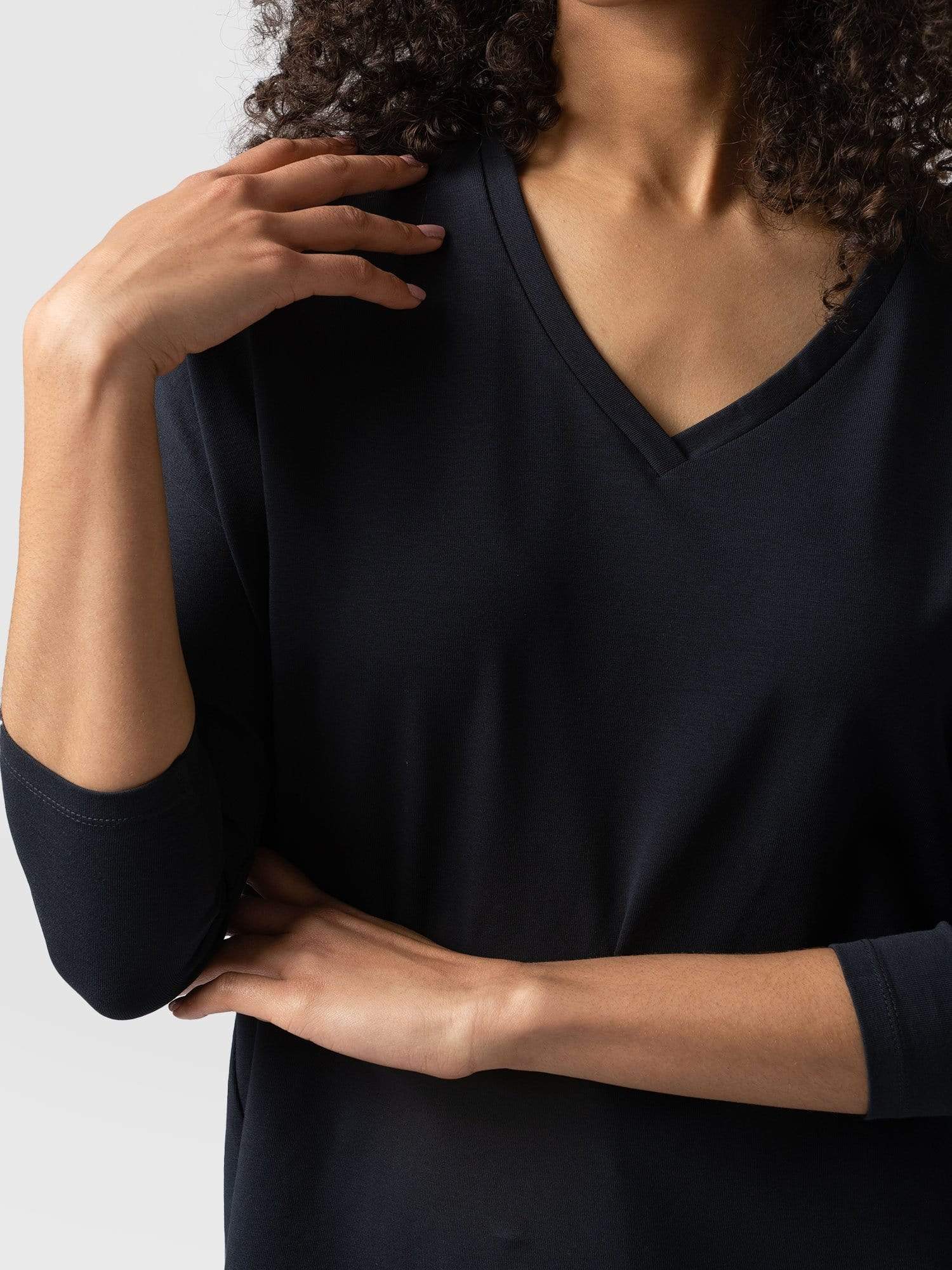 V-Neck Tee Navy - Women's T-Shirts | Saint + Sofia® EU